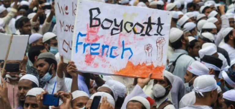 manifestation contre la france a dacca 925x430 1