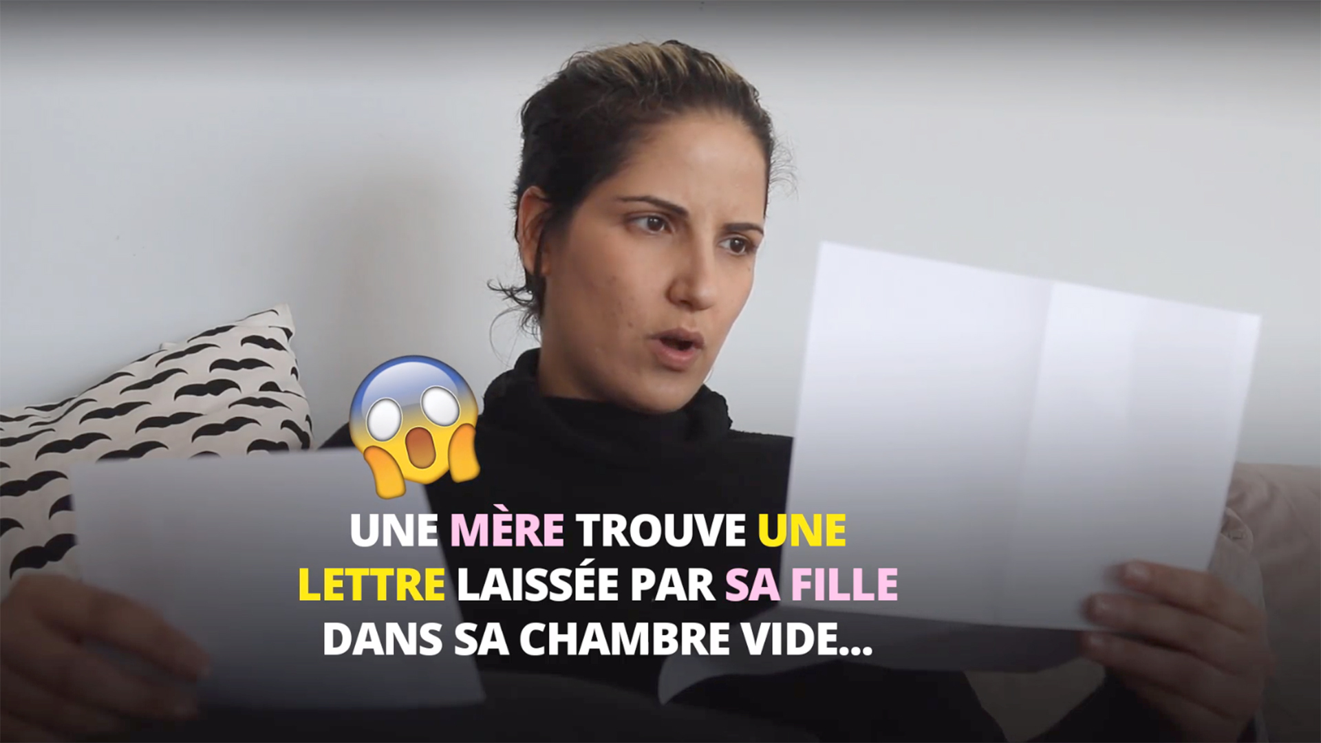 Une mère trouve une lettre laissée par sa fille dans sa chambre vide..