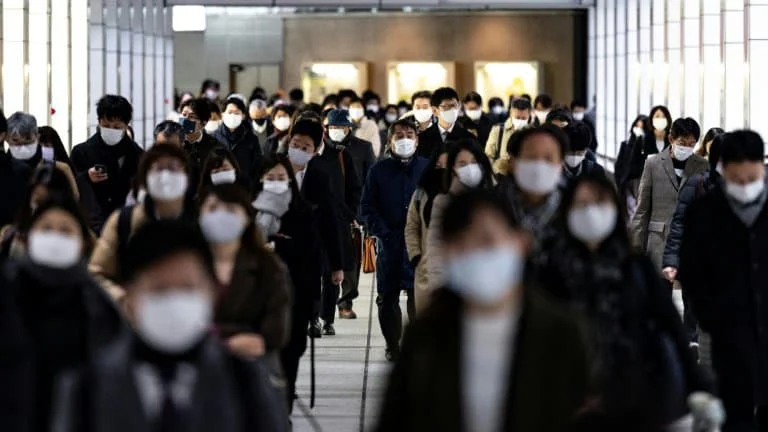 Des Japonais a la gare de Shinjuku le matin a lheure de pointe le 4 janvier 2021 a Tokyo 526898