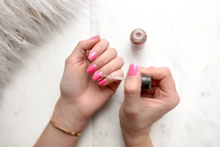 Voici ce qui arrive a votre corps une fois que vous avez mis du vernis a ongles.