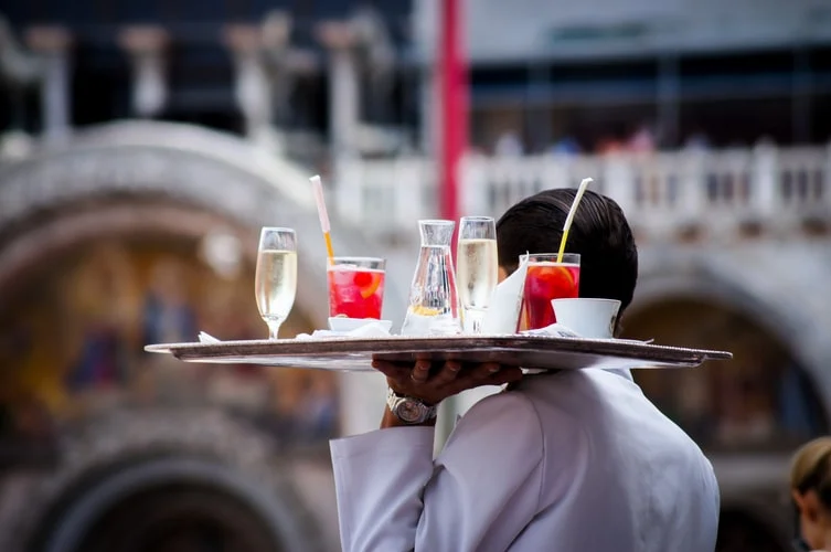 Les serveurs et serveuses revelent les pires choses que les clients font sans sen rendre compte 1