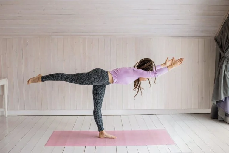 4 poses de yoga tres efficaces pour avoir une belle poitrine et