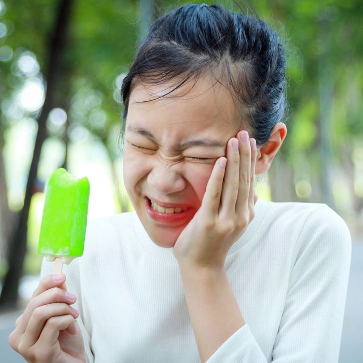 4 signes qui montrent que vous vous brossez les dents trop fort 1 2