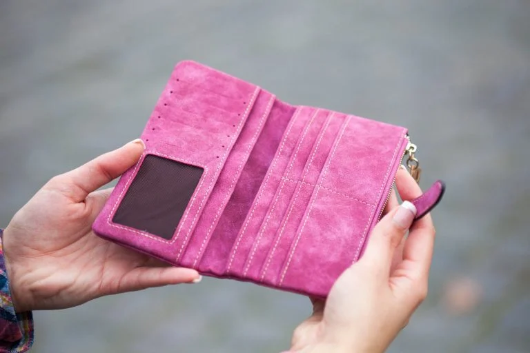porte feuille vide rose pour se protéger