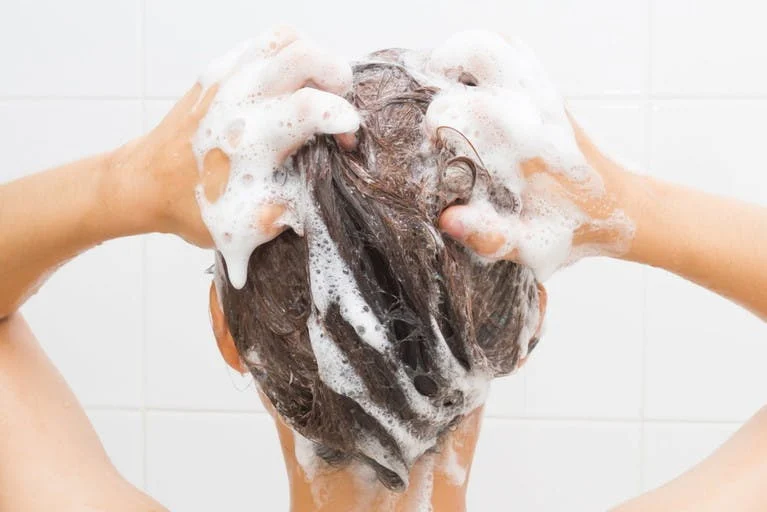 cheveux lavage excessif