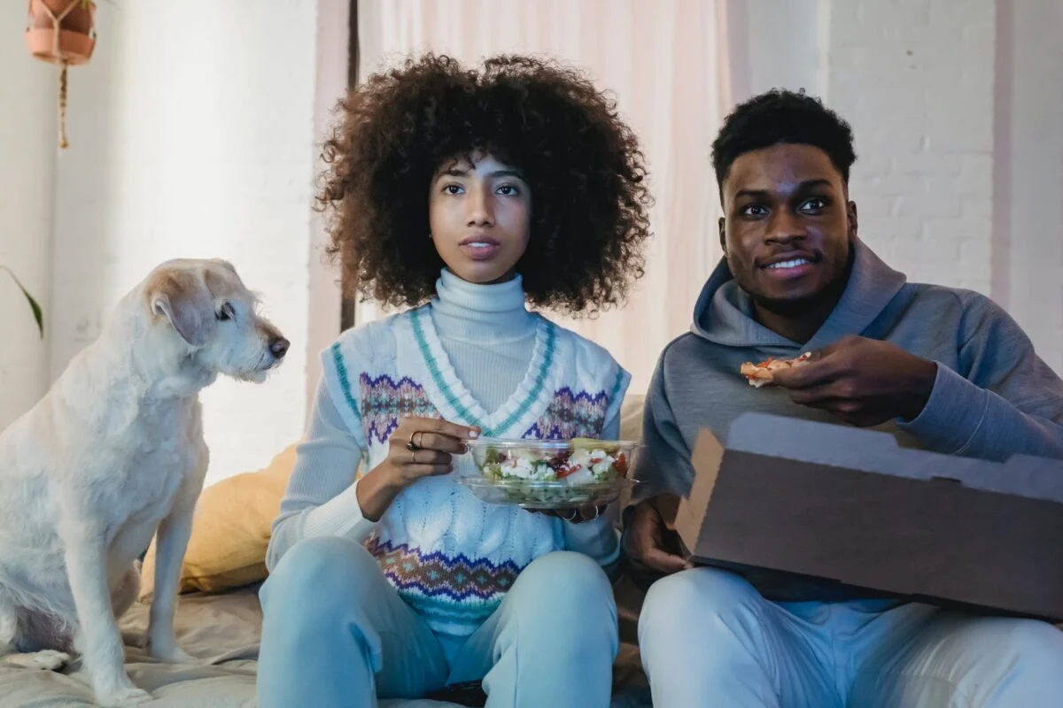 8 habitudes innocentes qui risquent de nuire à votre couple couple regarde tv