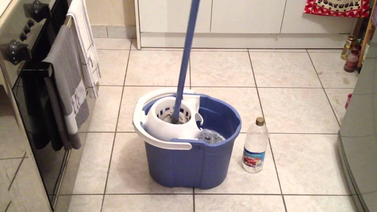 Comment utiliser le vinaigre blanc pour nettoyer les sols en porcelaine ou les carrelages… 1 2