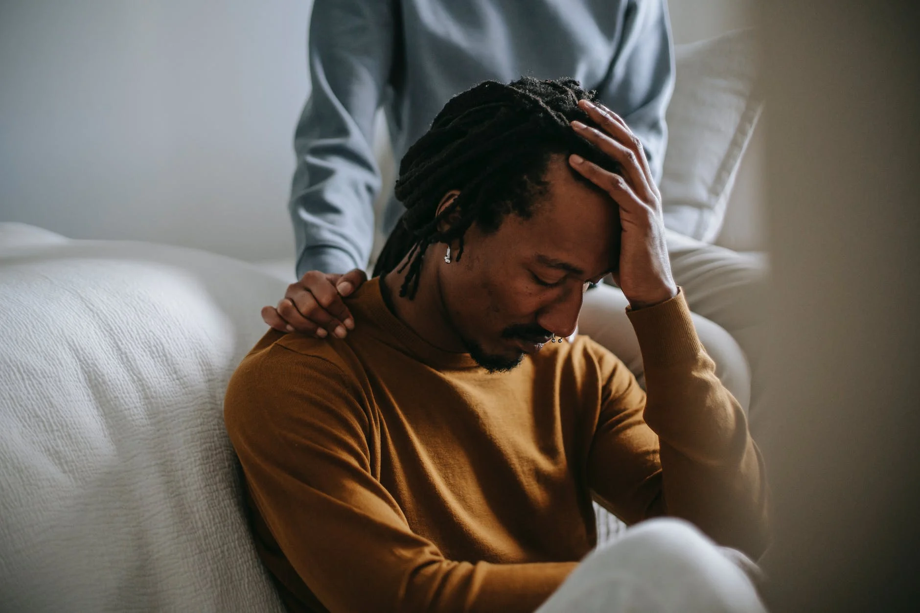 homme stressé, couple stressé, triste, conseil 
