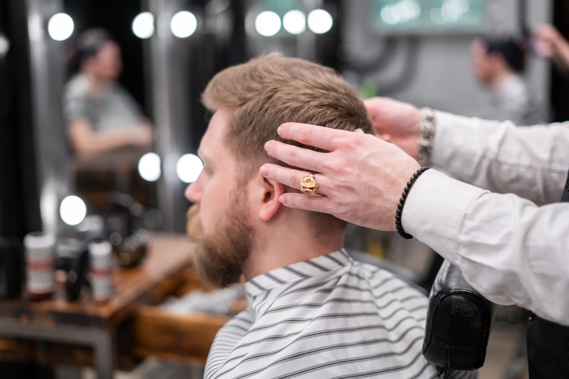 homme coiffeur soigner apparence cheveux