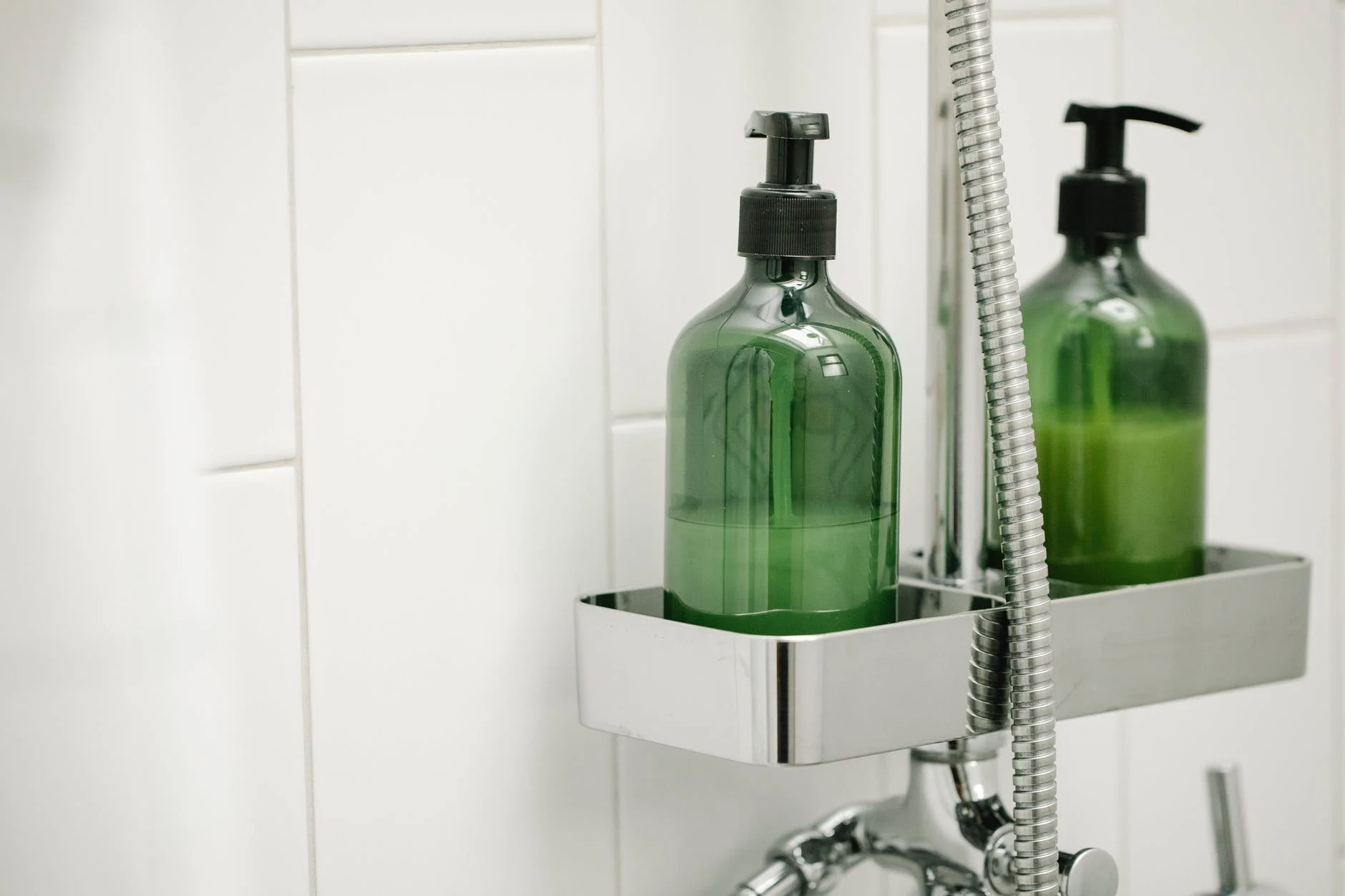 Le shampoing avec de l'eau chaude