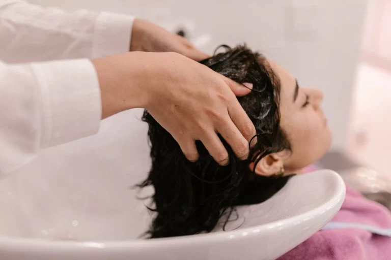 l’eau tiède pour cheveux