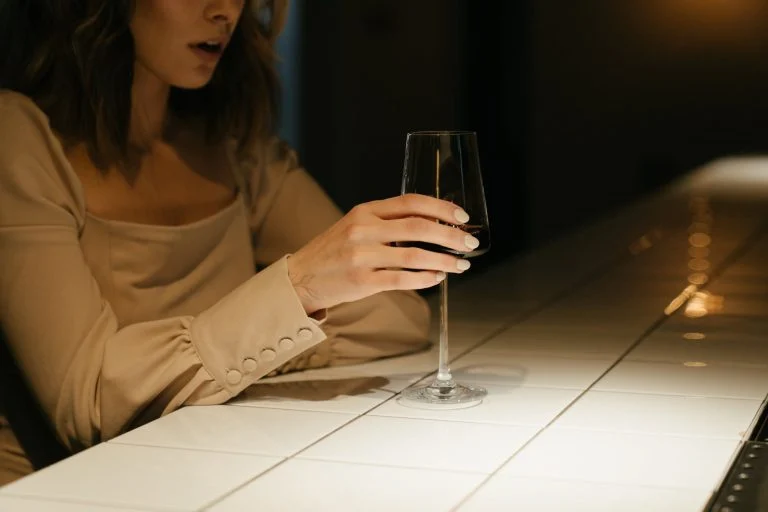 femme main verre