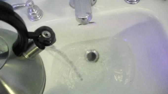 eau bouillante débouche les canalisations
