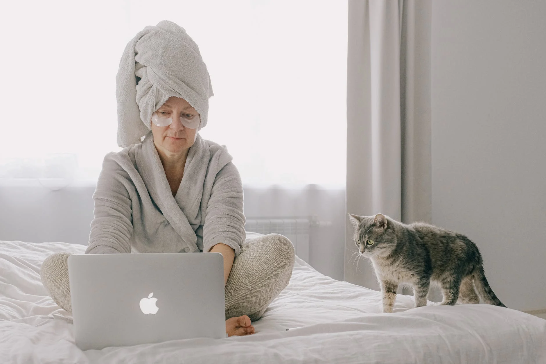 femme détente chat
