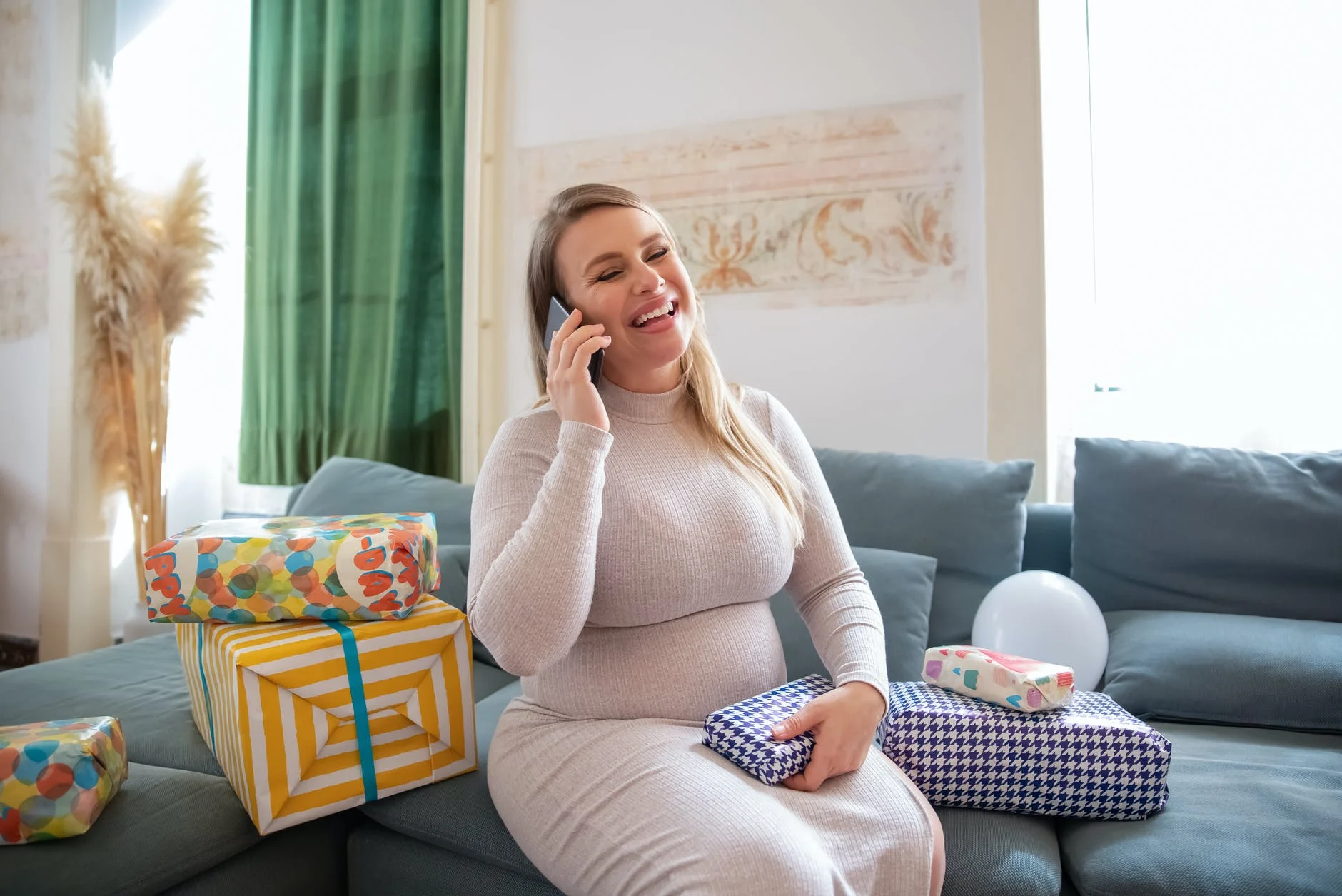 maman parle au téléphone
