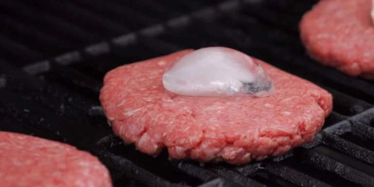 glaçon sur la viande hachée