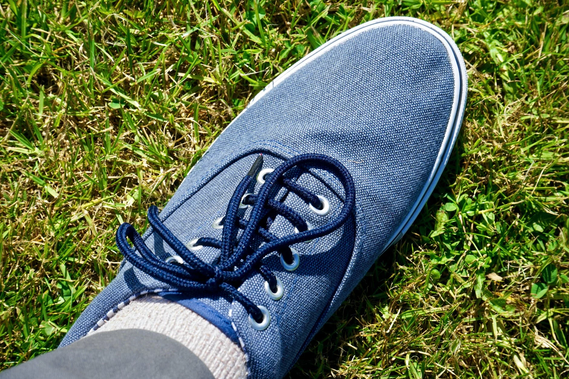 chaussures sur le gazon 