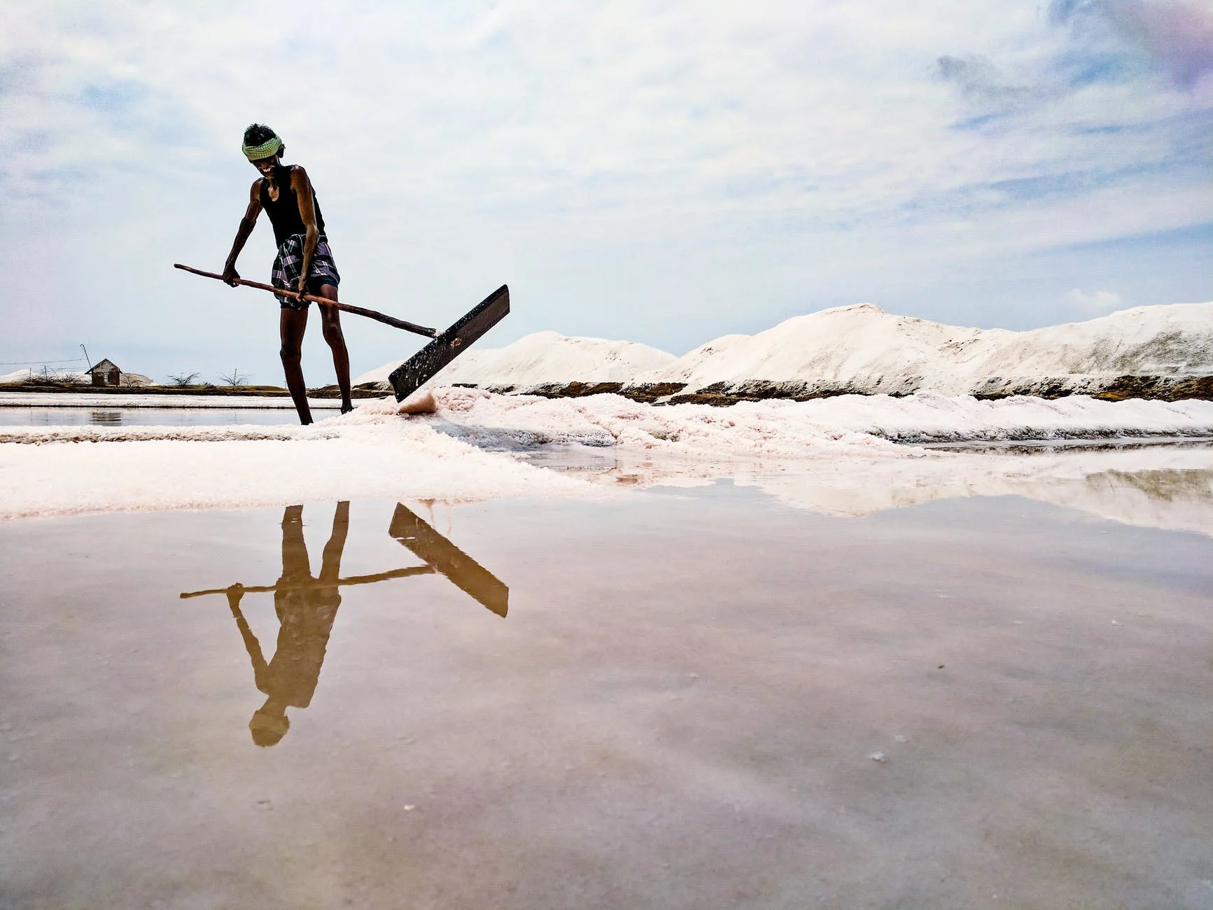 homme labourant le sel 