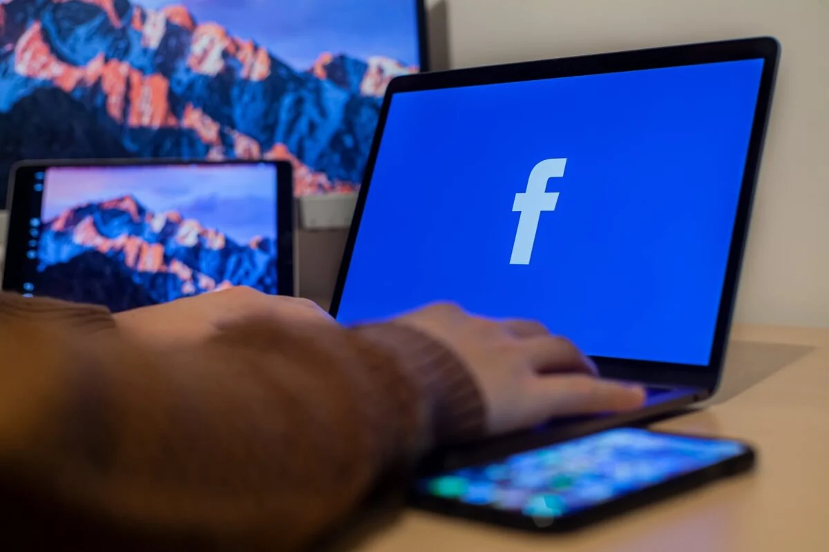 Saviez-vous que Facebook vous surveille même quand vous êtes absent facebook espionnage écran