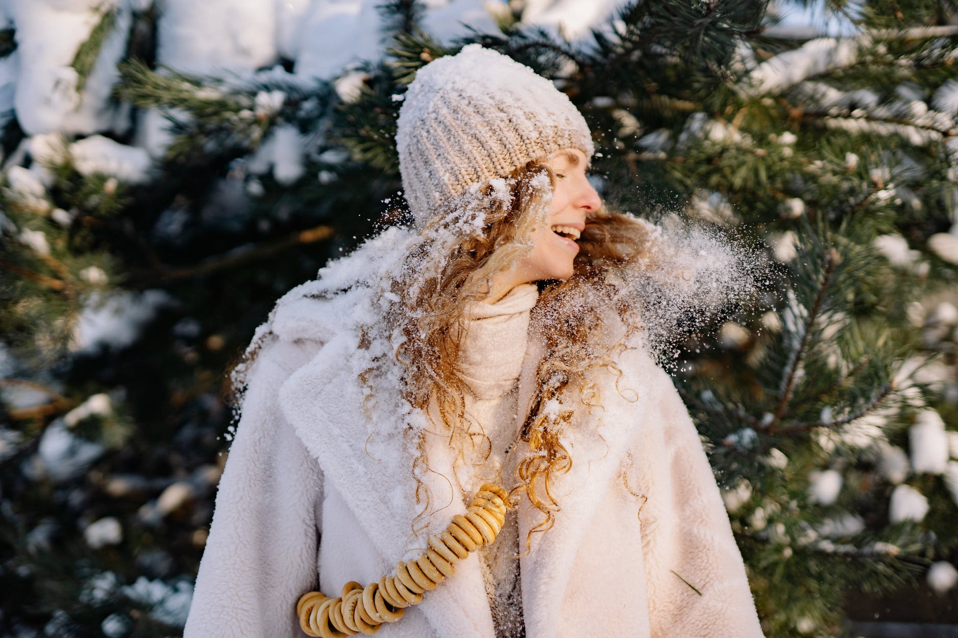 femme neige heureuse 