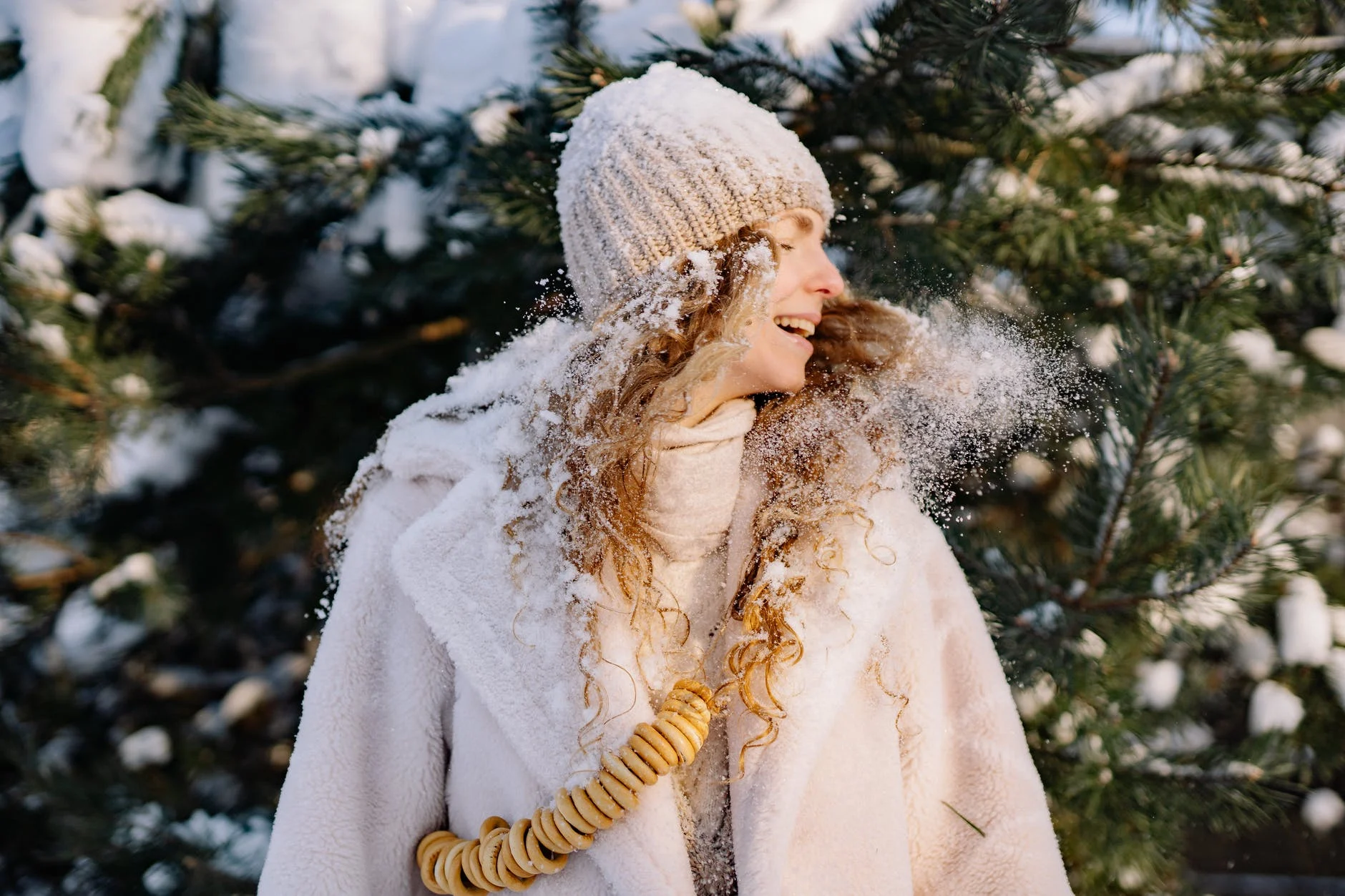 femme neige heureuse