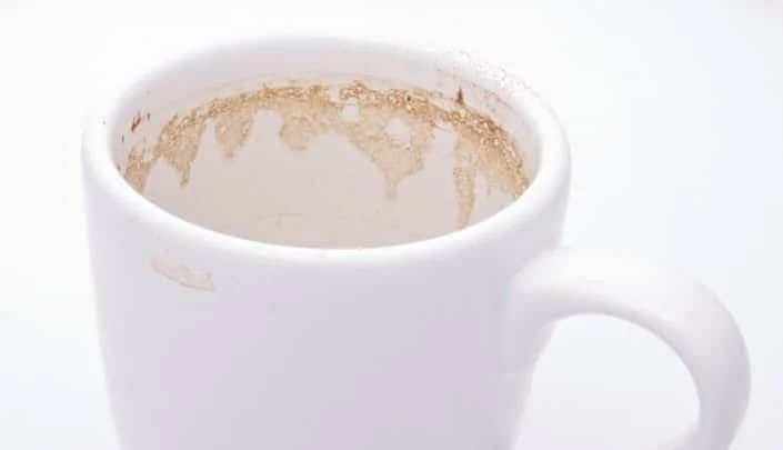 Les tablettes de lave-vaisselle les traces de café et de thé