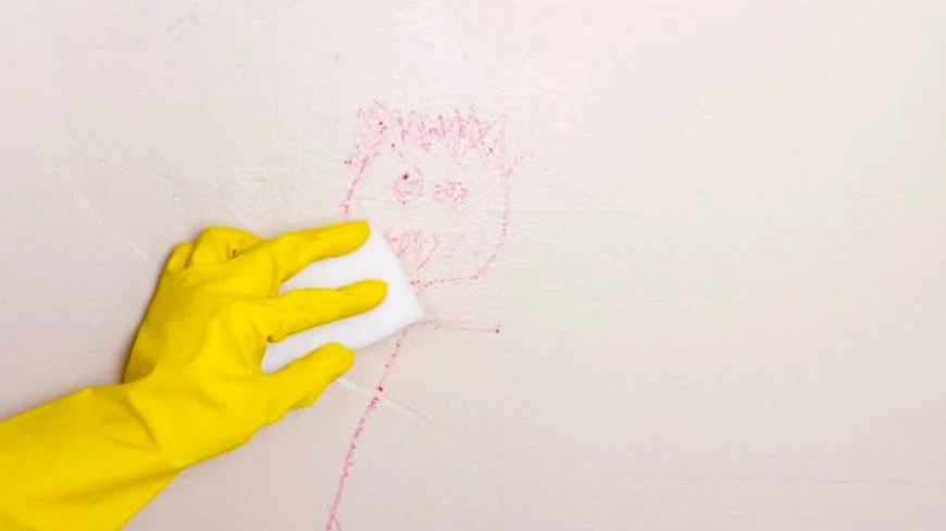les traces de crayon de couleur et de stylo