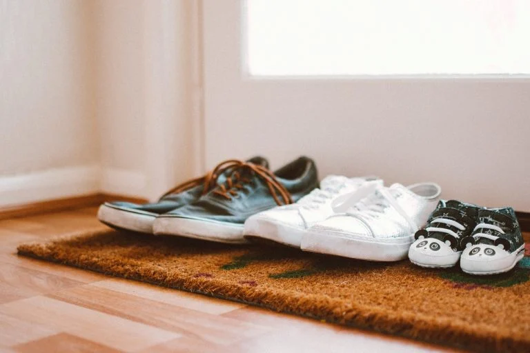chaussures à la porte