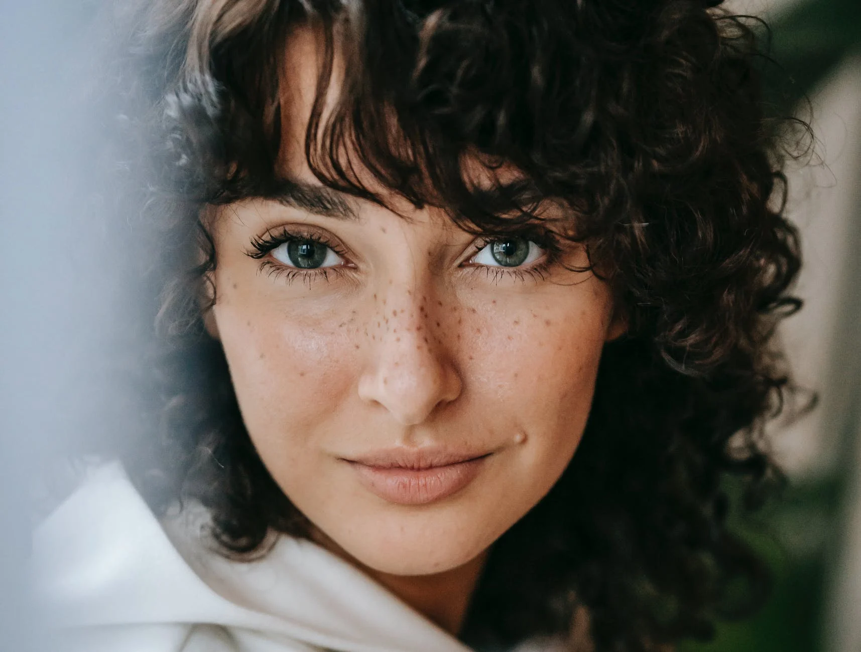 femme met du maquillage