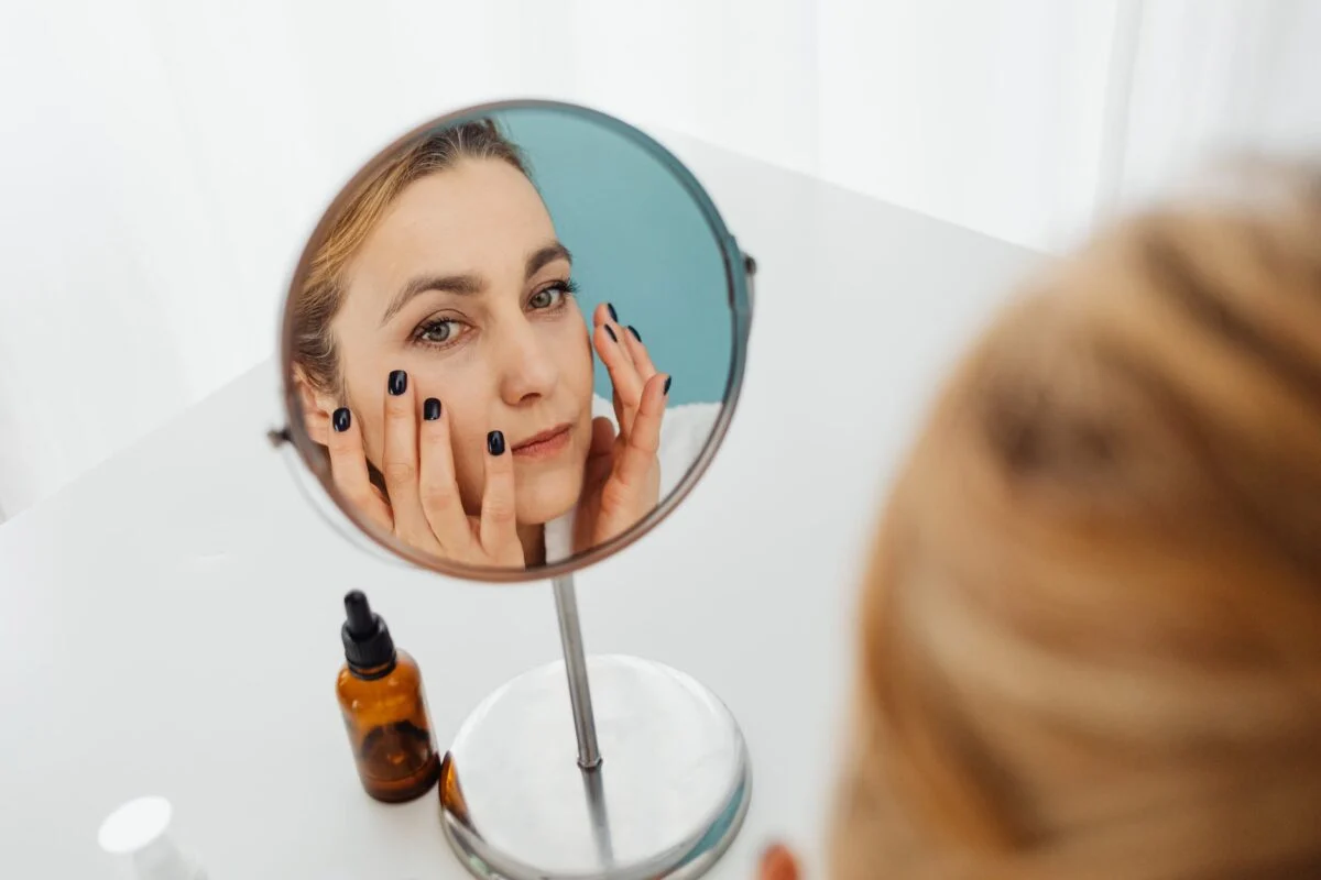 5 choses qui peuvent arriver si vous arrêtez de vous maquiller femme met du maquillage
