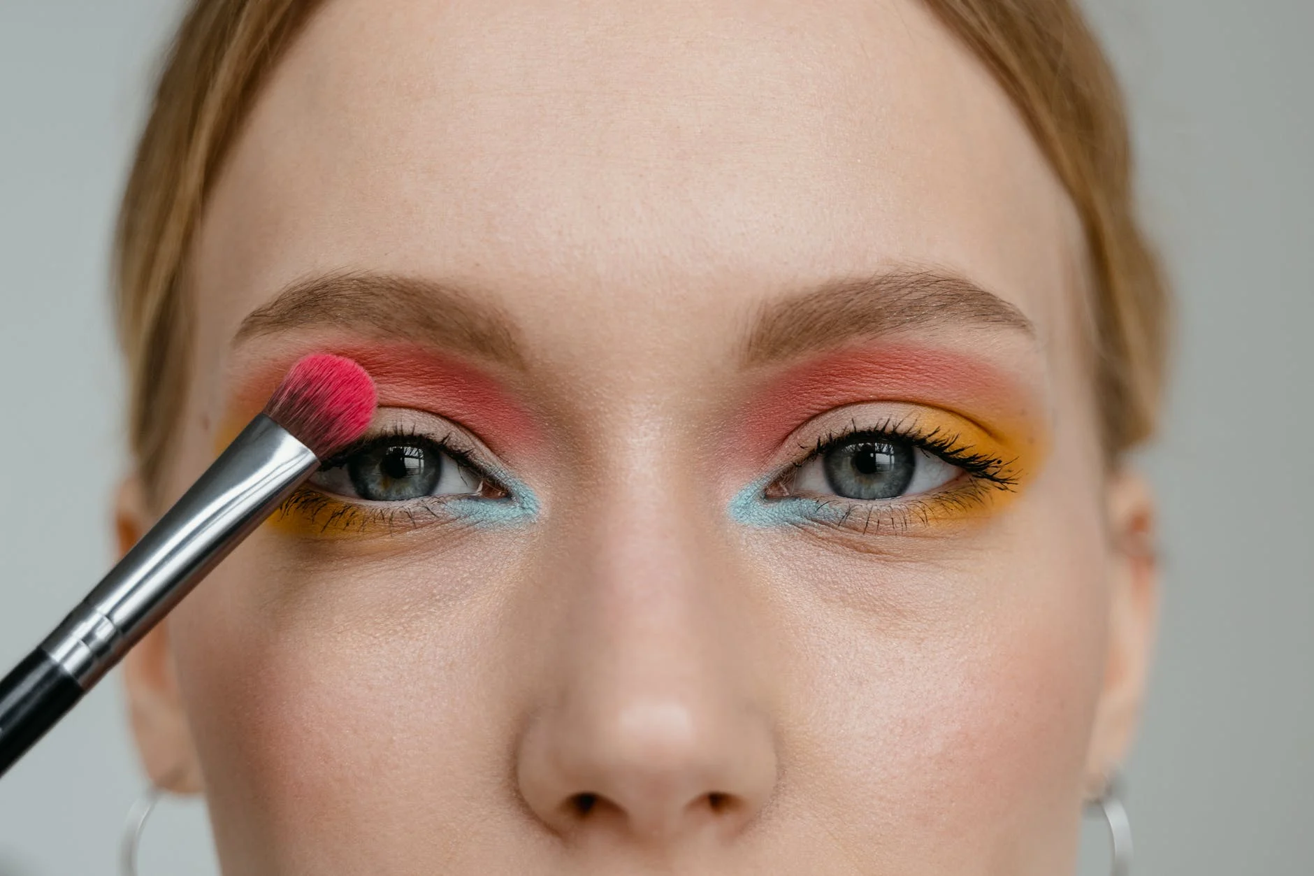 femme met du maquillage 
