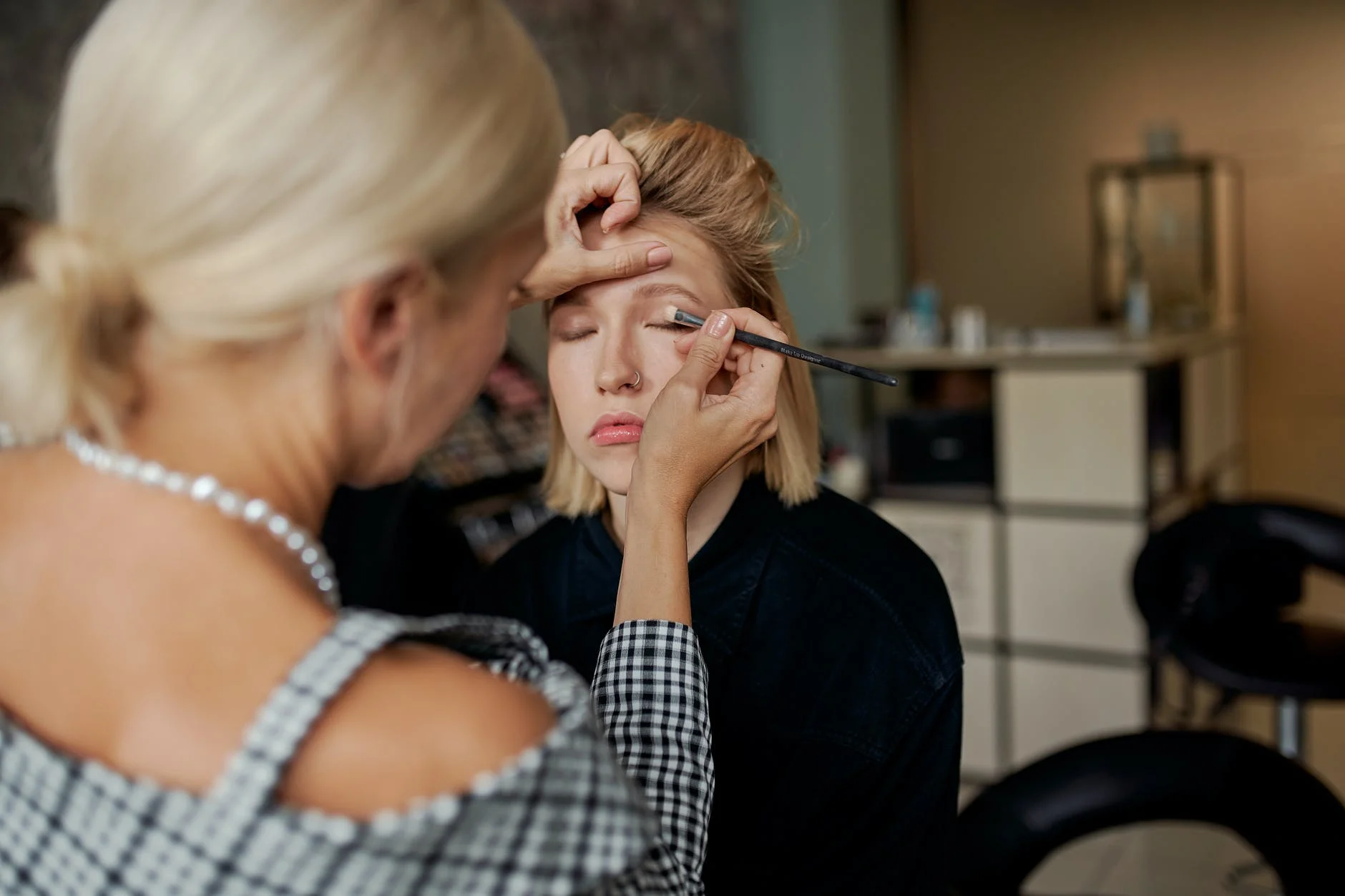 femme met du maquillage 