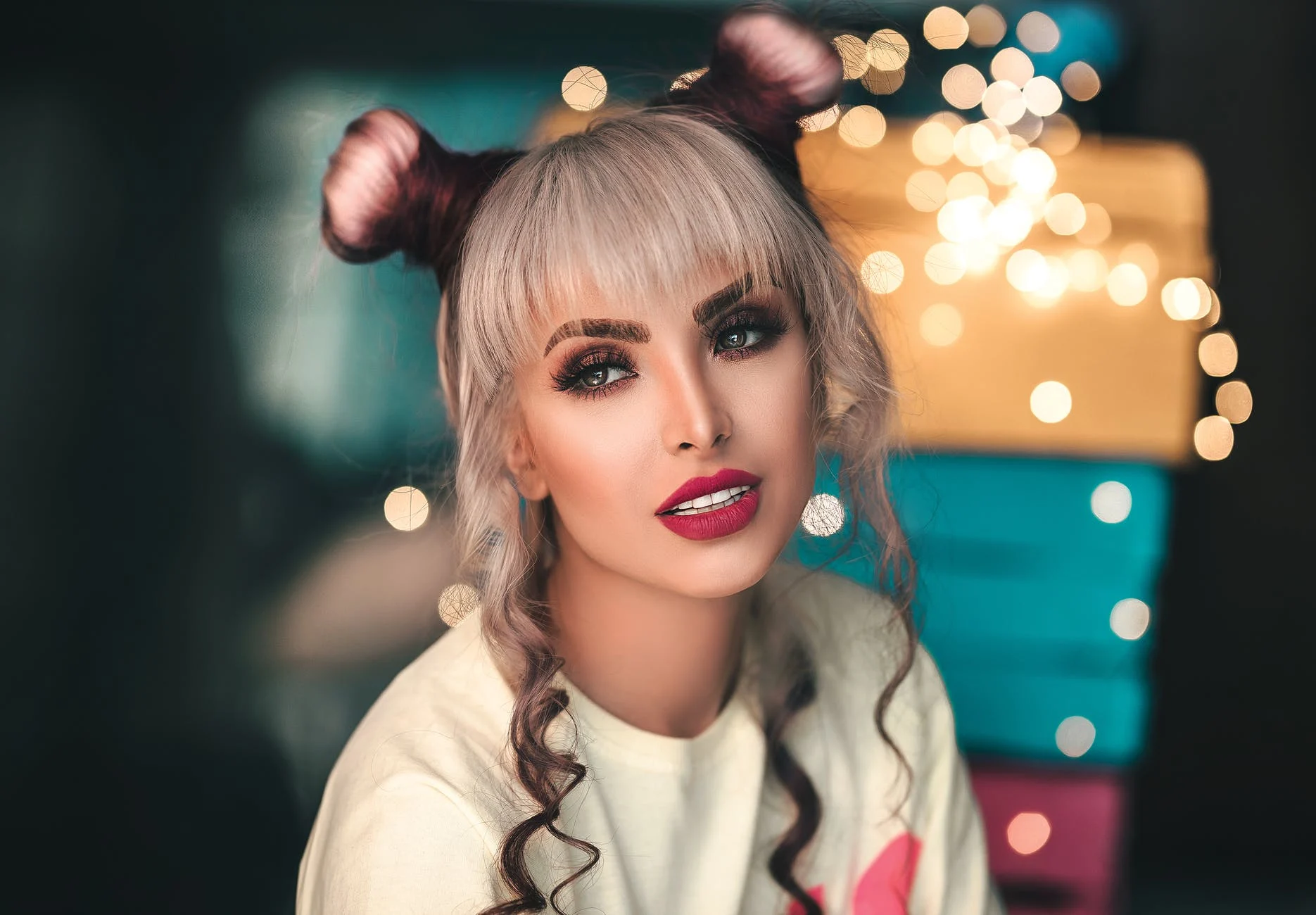 femme met du maquillage 