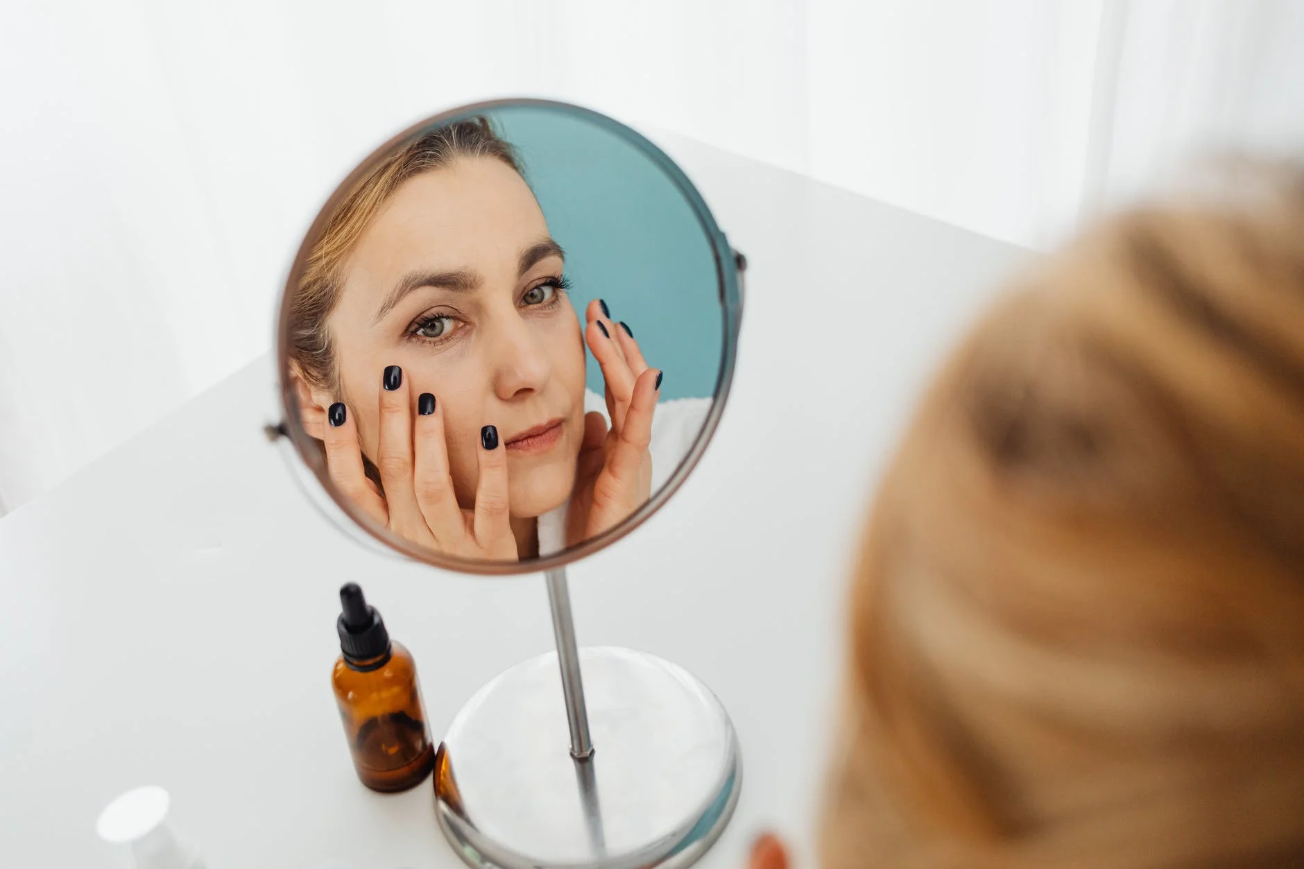 femme met du maquillage