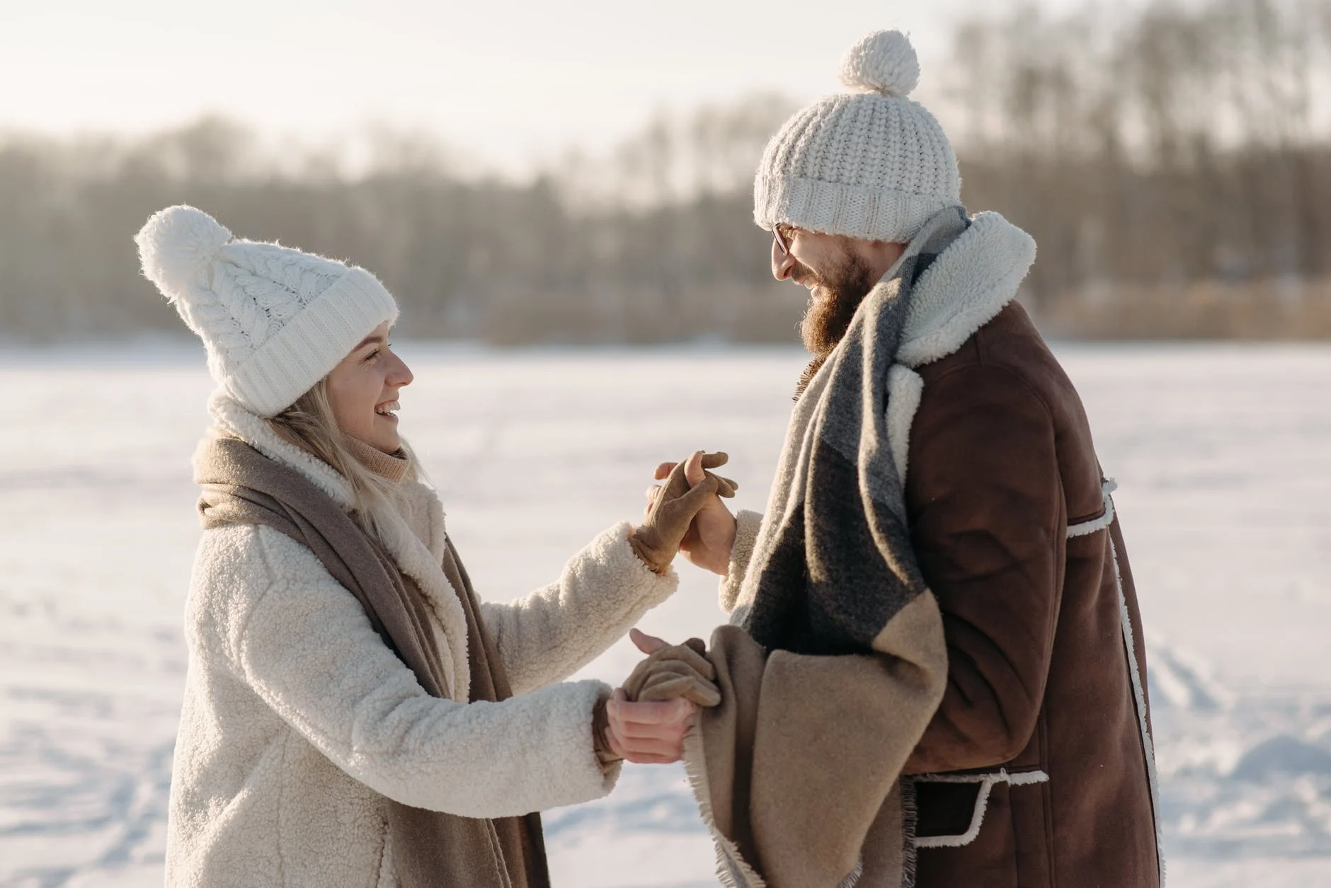 couple heureux neige