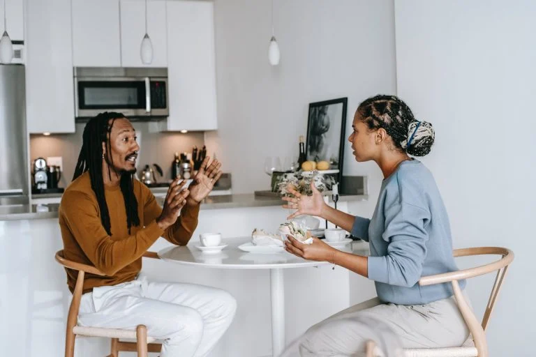 femme et homme en conflit