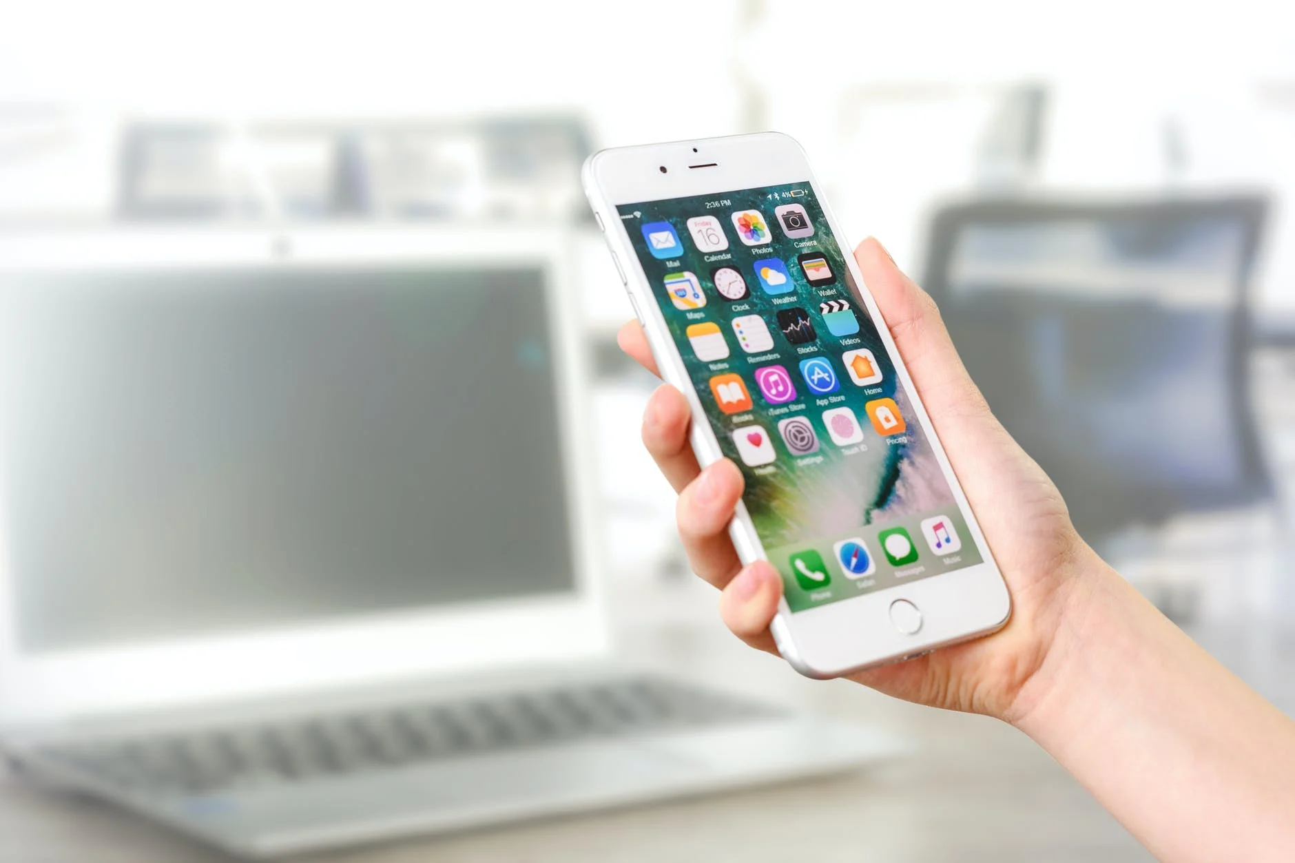 femme et homme en conflit  smartphone 