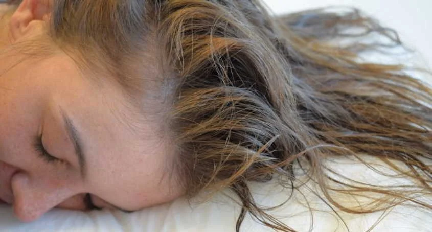 après-shampoing  sur les cheveux 