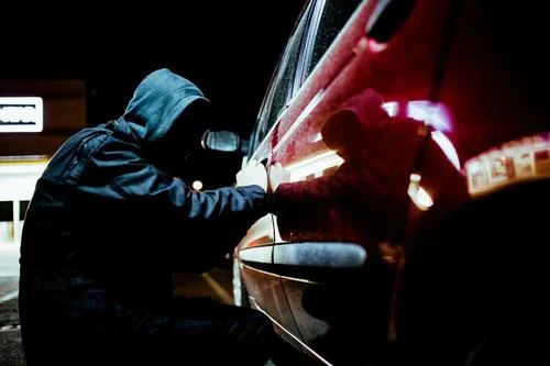 criminels attaquent voiture