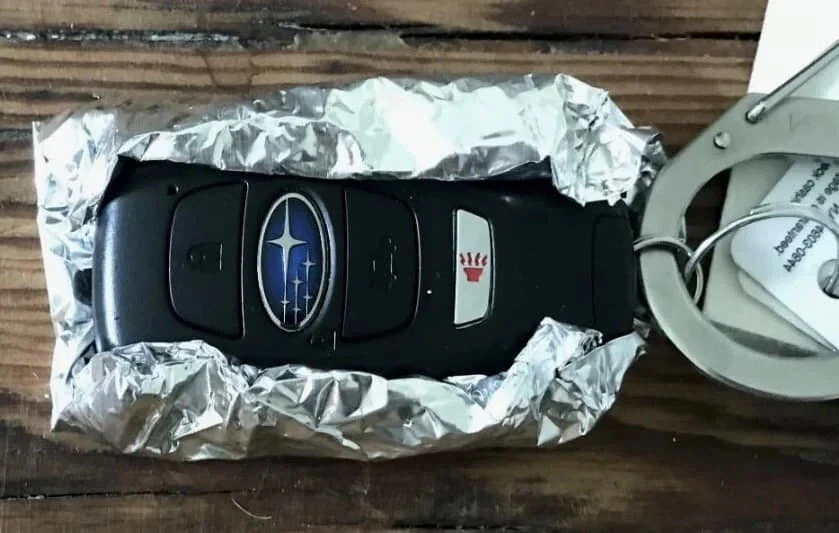 Enveloppez votre clé dans du papier d'aluminium