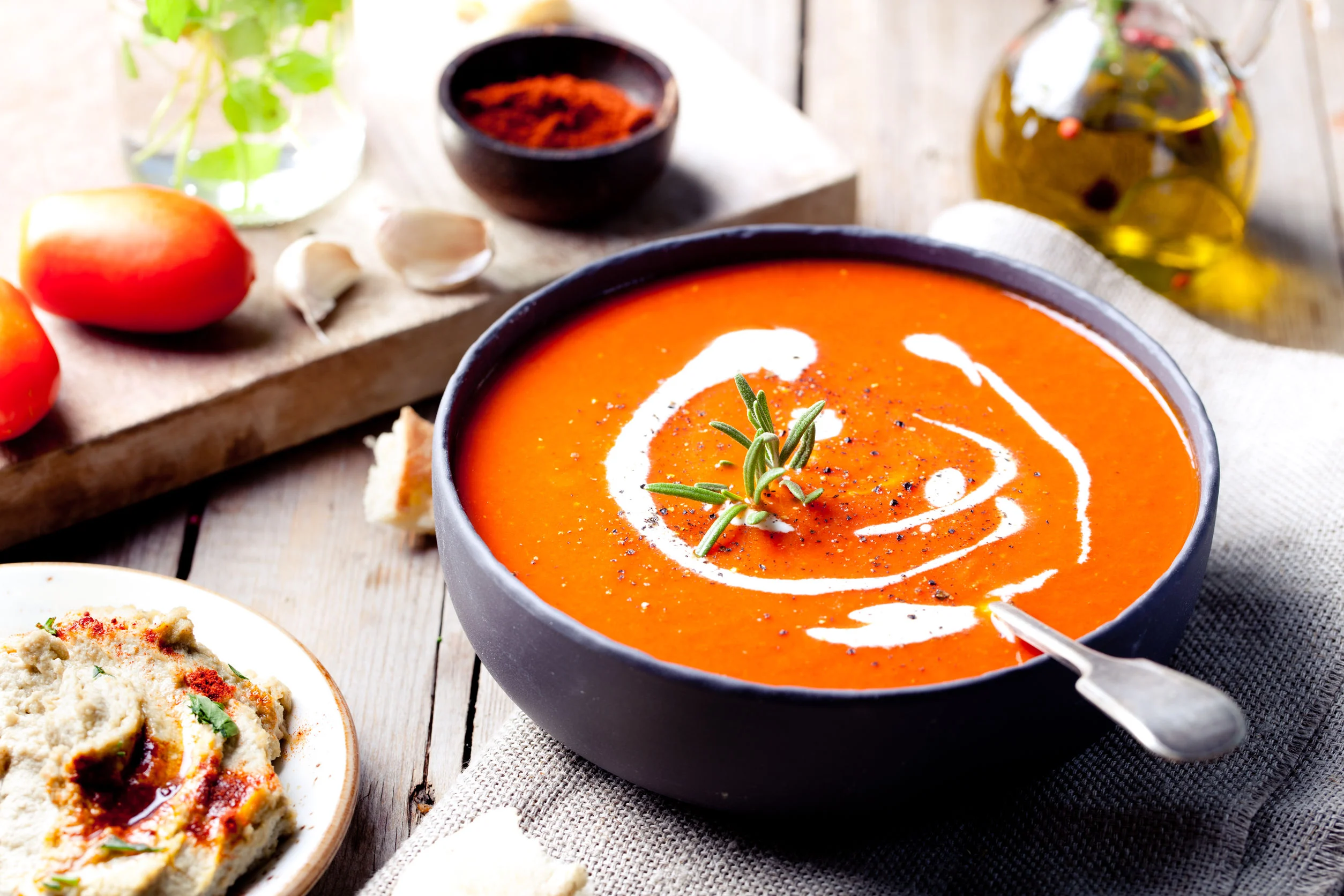 Soupe à la tomate et aux herbes