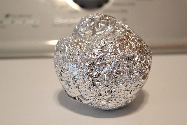 Une boule de papier d'aluminium