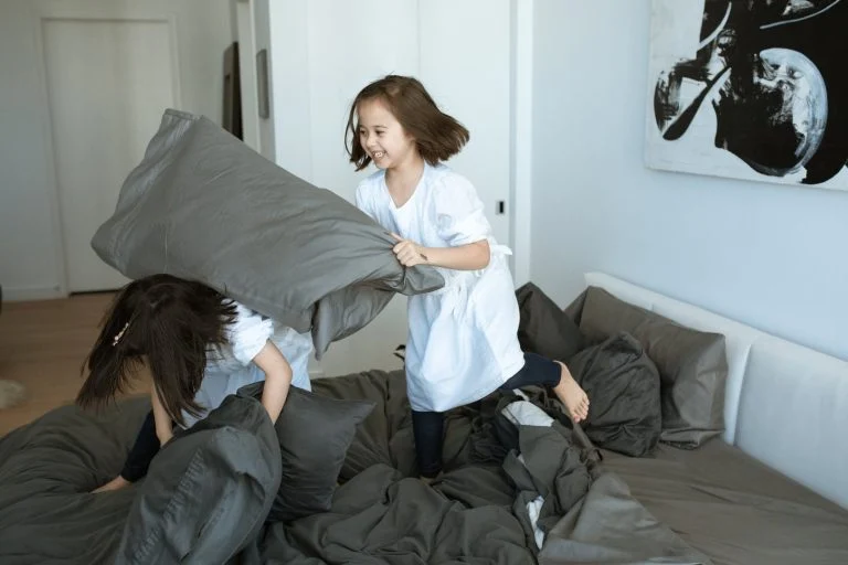 les enfants se chamaillent