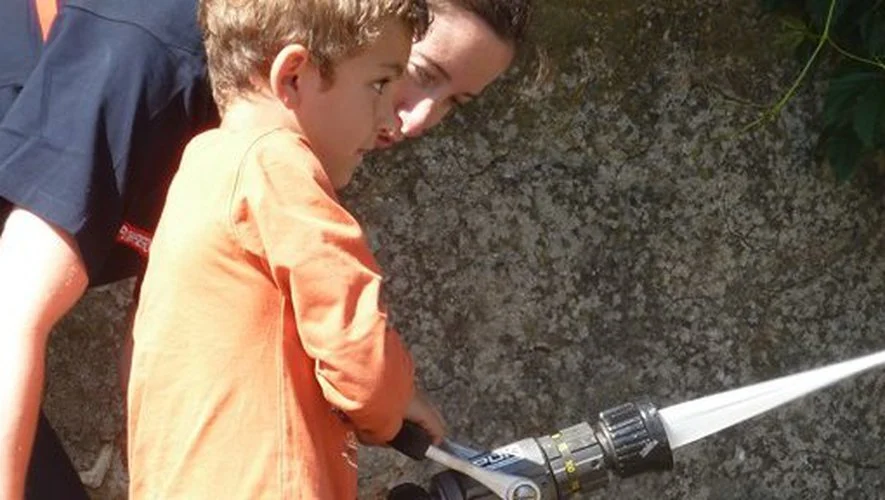 enfant lance à incendie