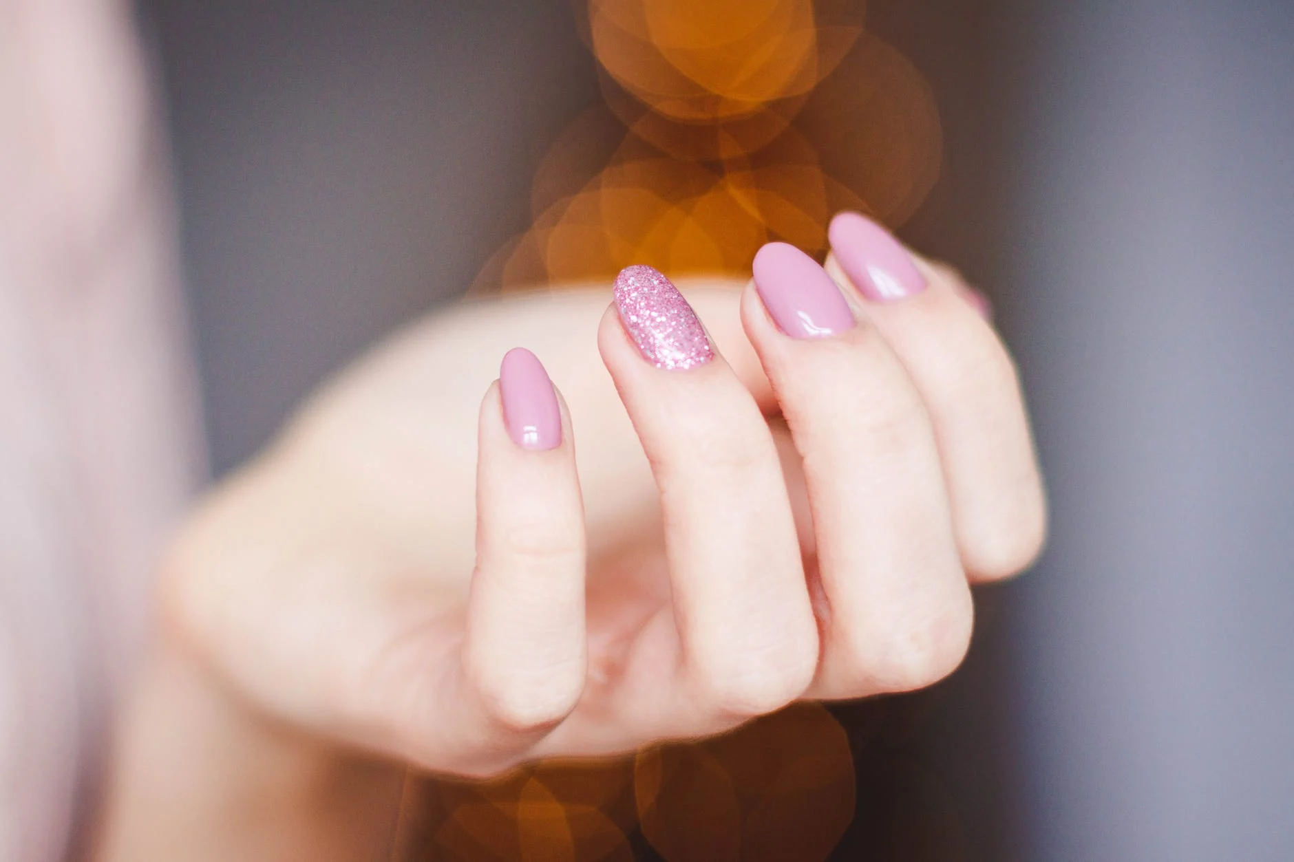 Huile chaude avec du jus de citron pour la croissance des ongles