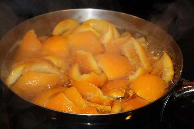 3 astuces étonnantes pour utiliser les pelures d’orange Nettoyage naturel à l'aide des pelures d'orange