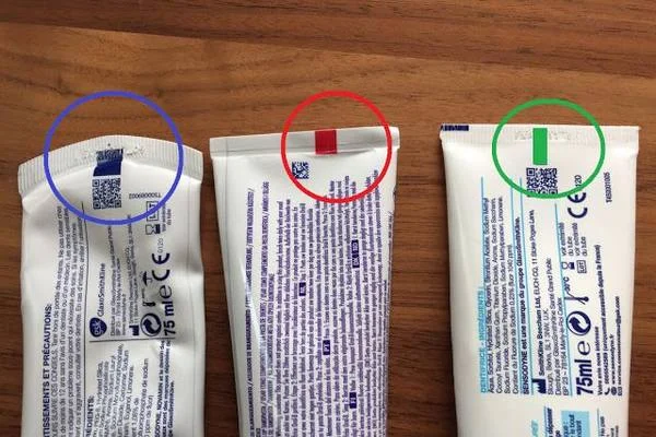 bandes de couleur sur les tubes de dentifrice