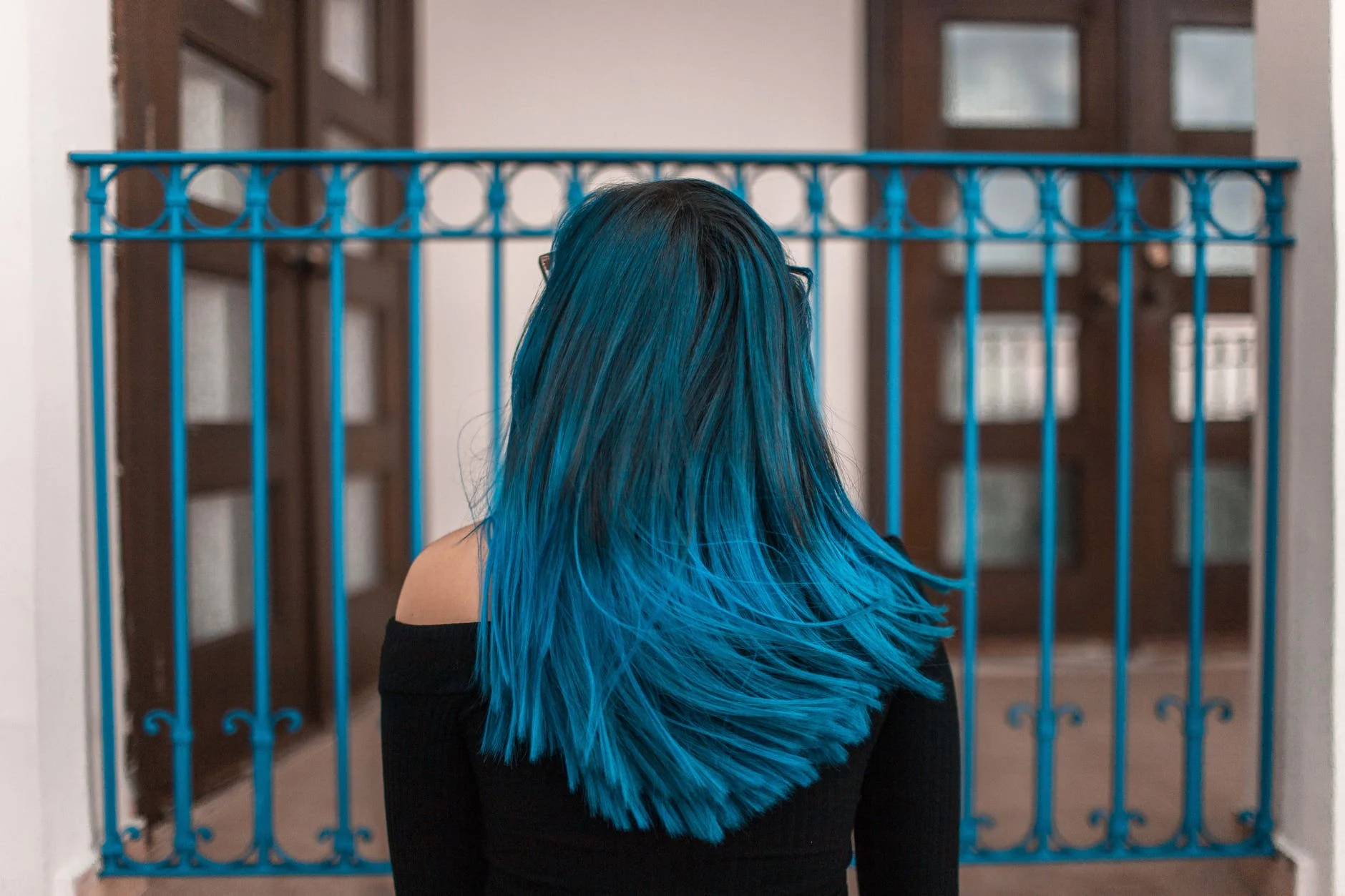 se laver les cheveux colorés