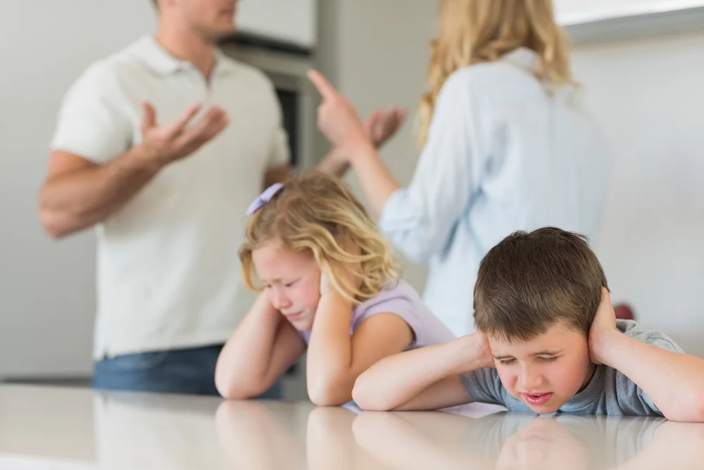 dispute de parents enfant triste