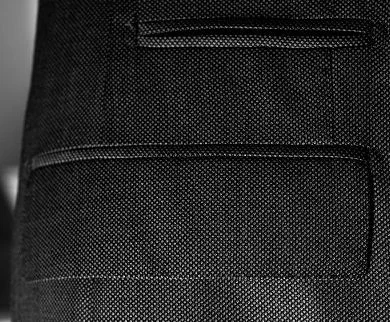 Deux poches sur le côté droit d'une veste